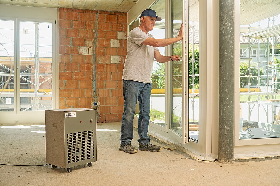 Des portes et des fenêtres bien fermées évitent que l’air extérieur humide ne pénètre dans la pièce et ne provoque ainsi une consommation d’électricité inutile.