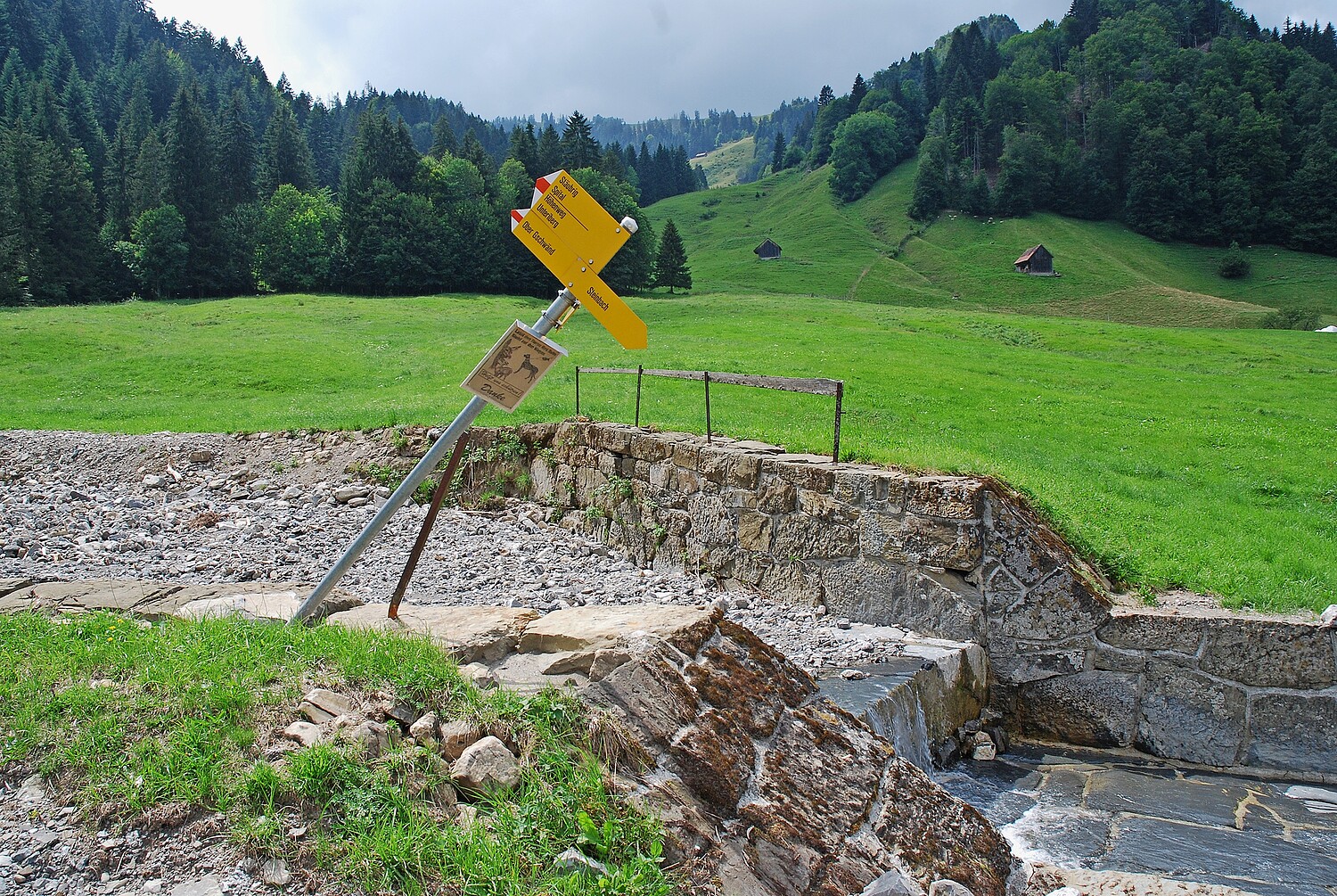 Poteau de signalisation près de Steinbach (Schwyz) après un orage.