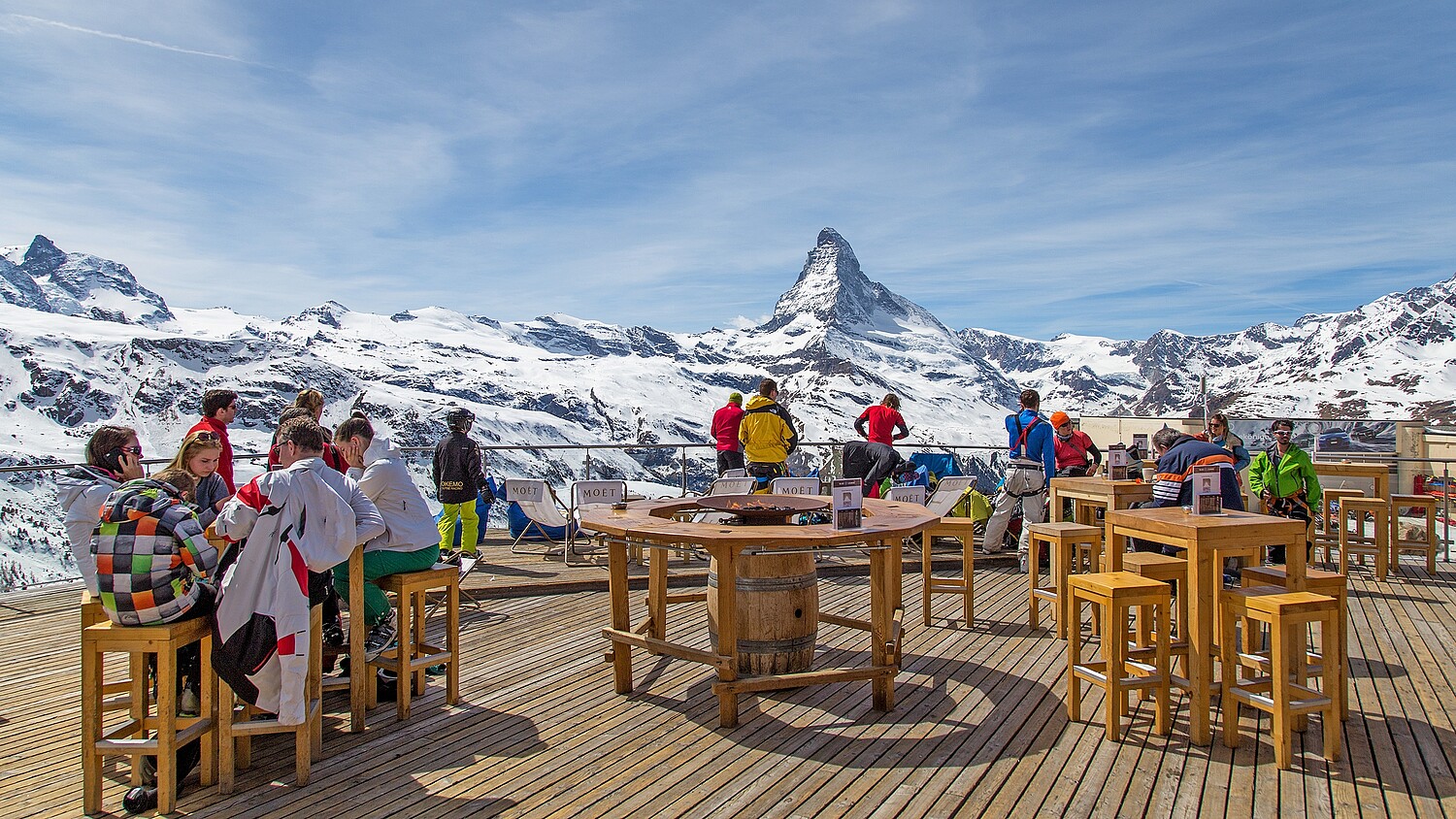 Beaucoup de touristes, mais aussi des employés peinent à trouver un logement: Zermatt (VS) n'est pas la seule station à lutter contre ce problème.