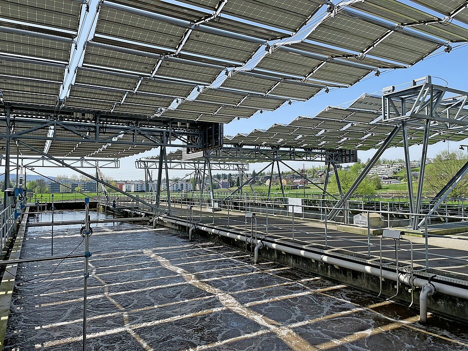 Le toit solaire pliant au-dessus des bassins d’épuration, exploité depuis fin 2020, couvre environ un tiers des besoins en électricité de la STEP de Bassersdorf.