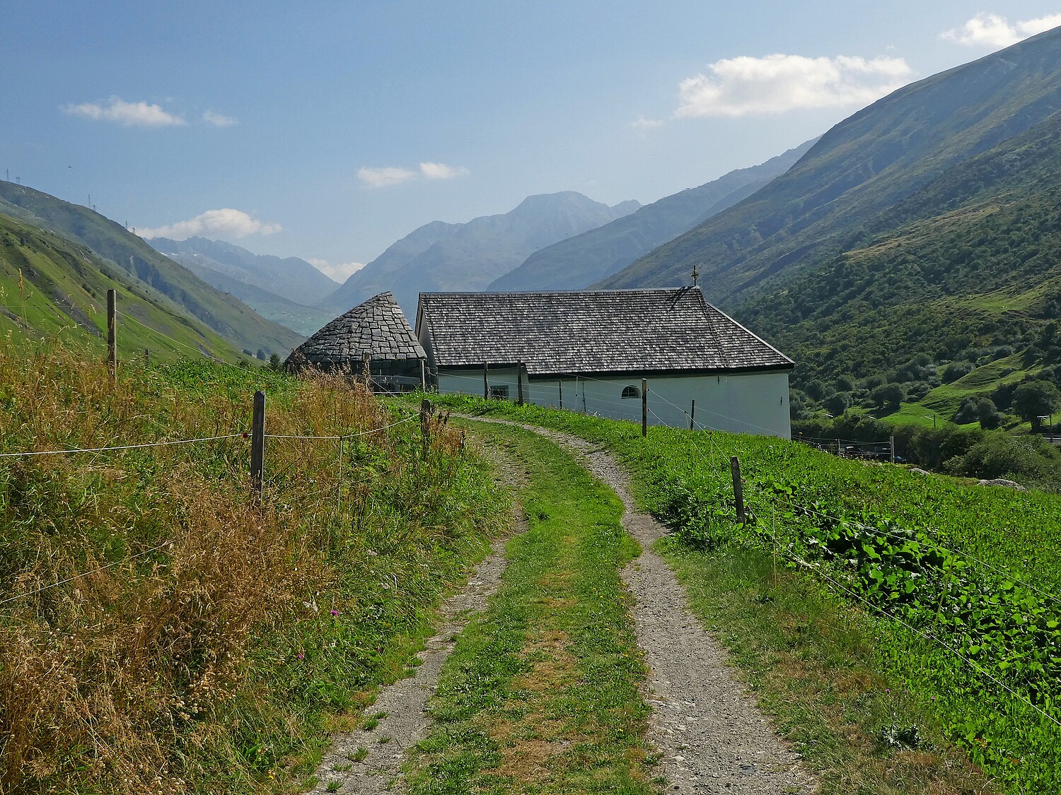 La chapelle Saint-Joseph au lieu-dit Lieg: une étrave en pierres de taille à l’arrière est censée bloquer avalanches et éboulis et les dévier à droite et à gauche de l’église.