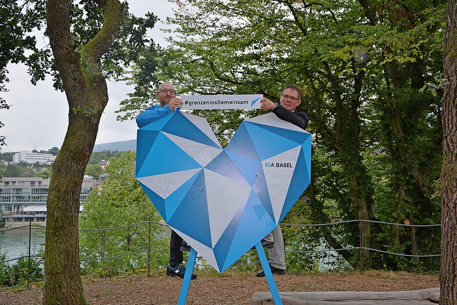 Stephan Eglin et Patrick Pauli avec le cœur «Rheinliebe», l’emblème du projet de coopération trinationale.