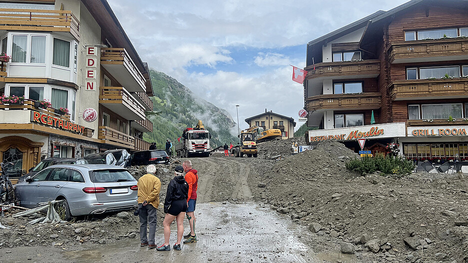 A Saas-Grund (VS), le ruisseau Triftbach apporte la mort et la destruction dans le village.