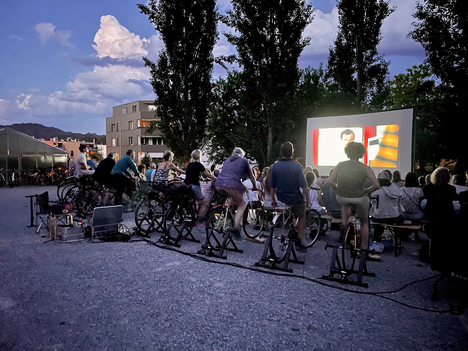 Le cinéma à vélo de Rüti (ZH): l’énergie des pédales fournit le courant nécessaire.