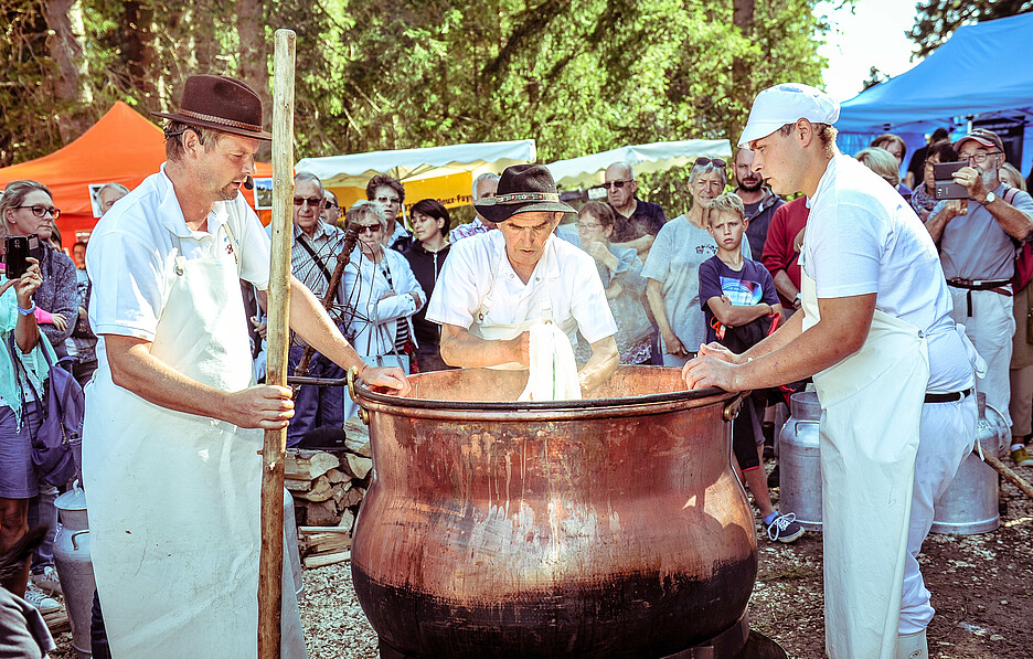 Fabrication du Contrebandier (lait franco-suisse) au Festival des Terroirs sans Frontière.