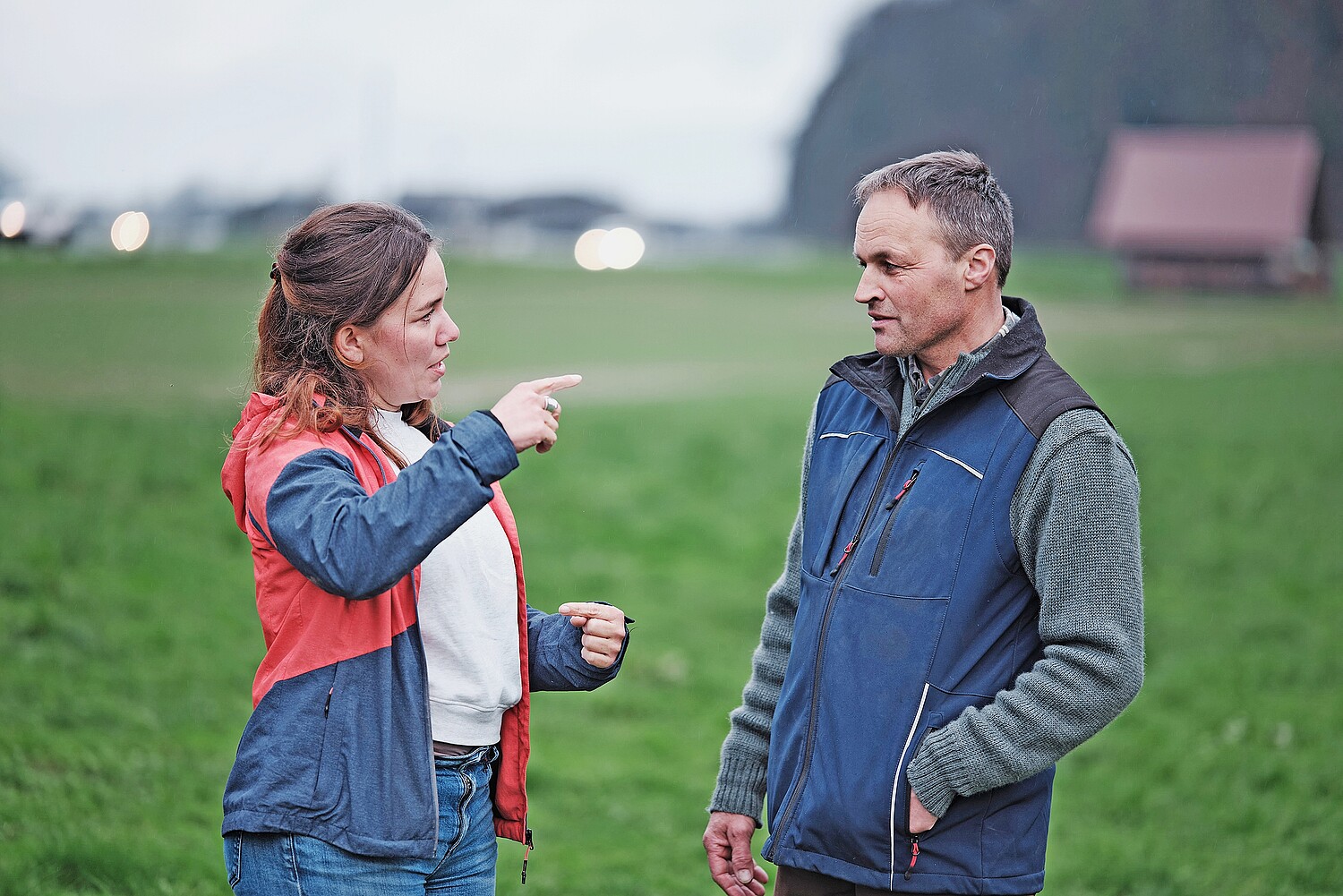 La coach en climat Alina von Allmen discute avec un agriculteur.