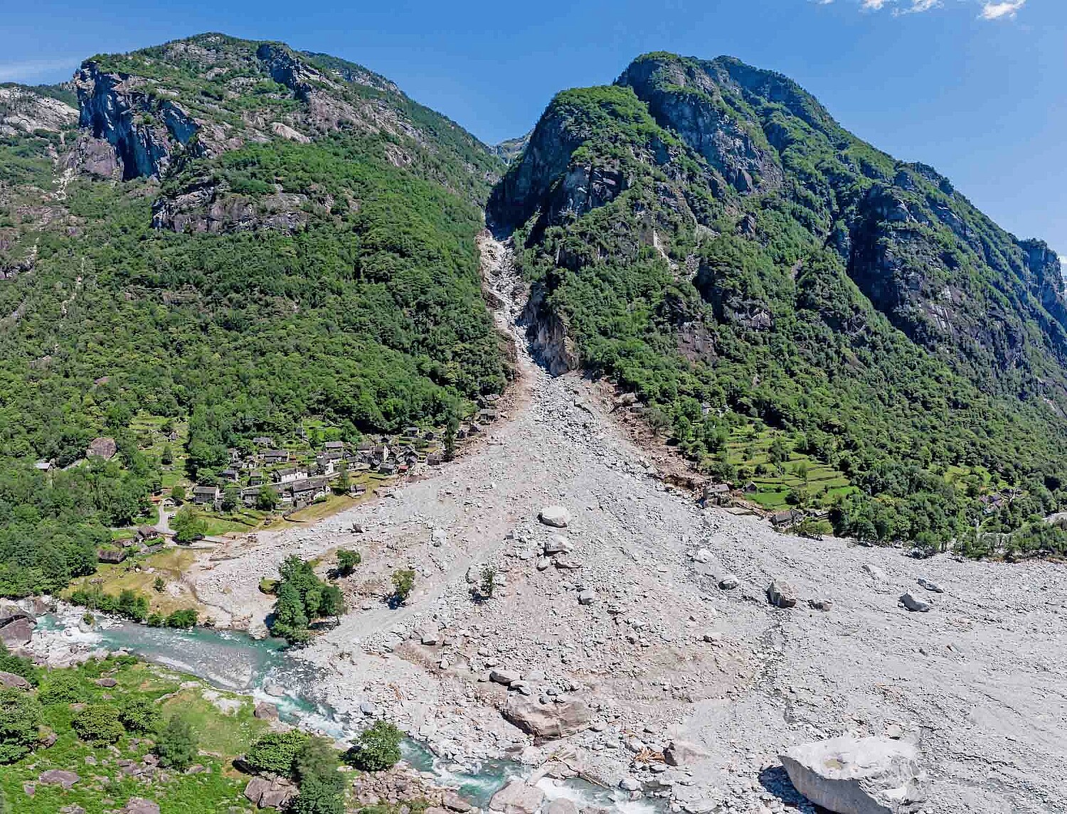 Une force naturelle dévastatrice: dans le Valle Maggia (TI), une lave torrentielle ensevelit une bonne partie de la petite localité de Fontana.