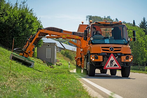 Tondeuse écologique Mulag Eco 1200 plus du service d’entretien des routes du canton d’Argovie lors du fauchage.