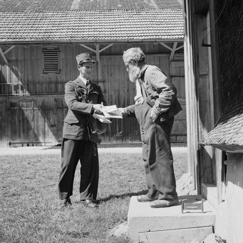 Un postier au travail, 1958.